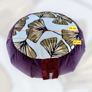 Cette image représente un zafu coussin de méditation grand modèle avec le contour violet et une assise avec feuilles de ginkgo jaunes. Il y a les dimensions du zafu