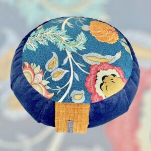 Cette image représente un zafu coussin de méditation petit modèle avec le contour bleu et une assise avec un imprimé floral