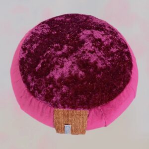 Cette image représente un zafu coussin de méditation petit modèle avec un contour rose fushia et une assise rose foncé à paillettes