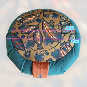 Cette image représente un zafu coussin de méditation grand modèle avec le contour vert et une assise avec un imprimé floral et un fond de couleur marron clair en velours. Il y a les dimensions du zafu