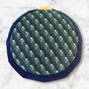 Cette image représente un zafu coussin de méditation petit modèle avec le contour bleu et une assise avec un imprimé bleu et doré