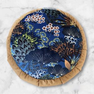 Cette image représente un zafu avec un tissu à motif plantes aquatiques sur fond bleu