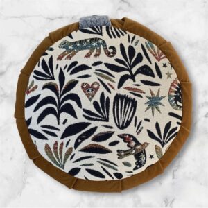 Cette image représente un zafu avec un tissu à motifs plantes et animaux